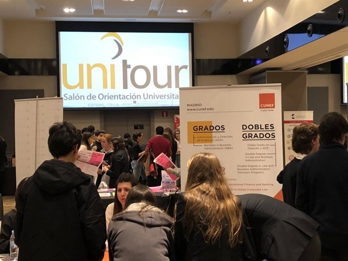 Jóvenes de bachillerato en el Salón de Orientación Universitaria Unitour 2018-2019
