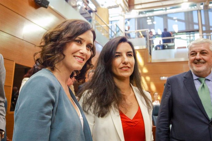 La candidata del PP a la Presidencia de la Comunidad, Isabel Díaz Ayuso (i) posa con la portavoz de Vox en la Asamblea de Madrid, Rocío Monasterio, antes de la primera sesión del segundo pleno de su investidura.