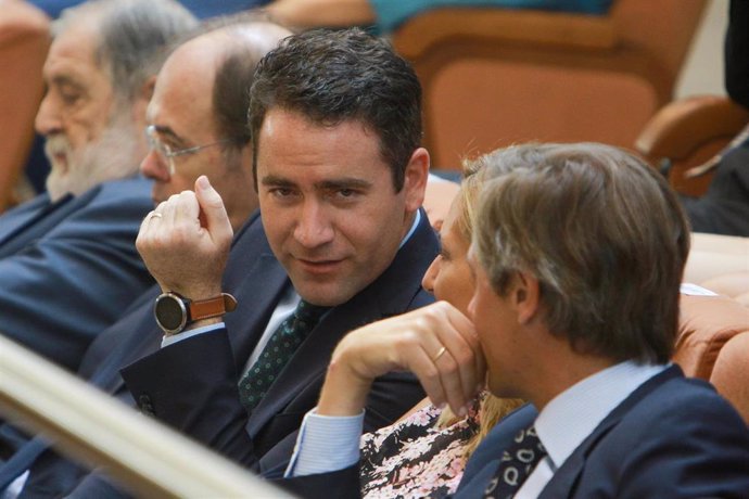 El secretario general del Partido Popular, Teodoro García Egea (3i), durante  la primera sesión del segundo pleno de investidura de la candidata de su partido a la Presidencia de la Comunidad de Madrid.