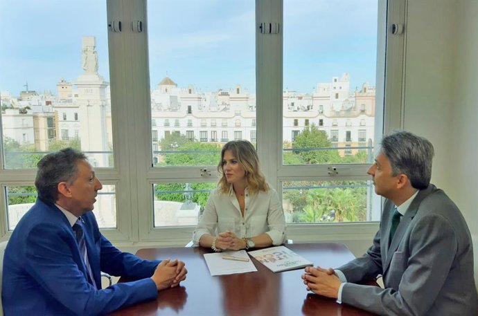 Ana Mestre junto con los representates de ONCE