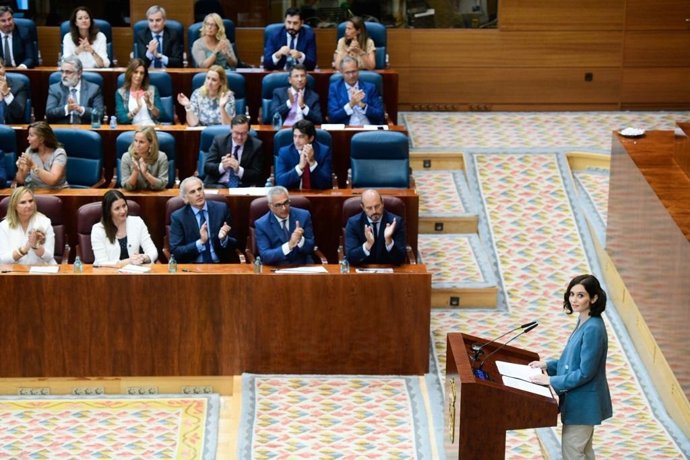 La candidata del PP a la Presidencia de la Comunidad de Madrid, Isabel Díaz Ayuso, interviene en la primera sesión del pleno de investidura de la Asamblea ante la mirada de los diputados regionales del PP.