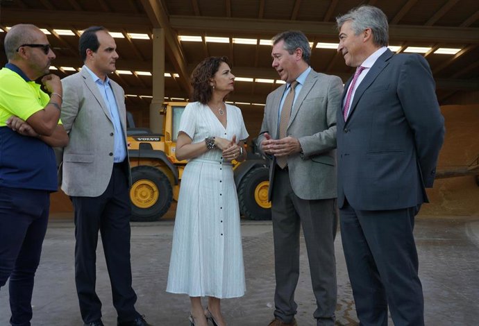 La ministra de Hacienda en funciones, María Jesús Montero, junto al alcalde de Sevilla, Juan Espadas, durante la visita a la Zona Franca del puerto de Sevilla.