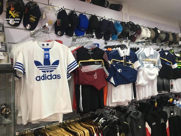 Algunas de las prendas incautadas por la Guardia Civil.