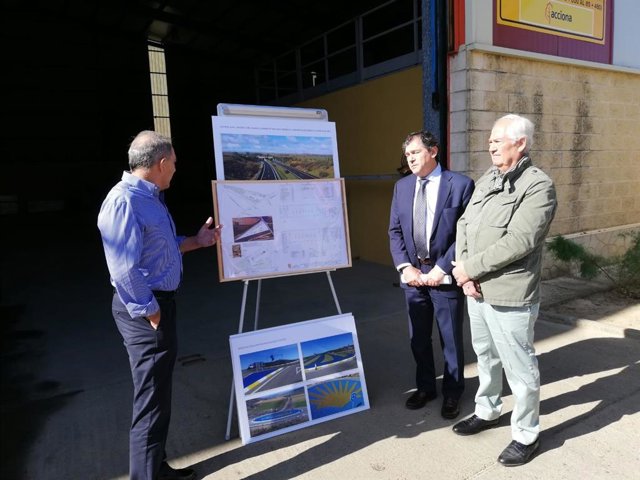 El director general Carreteras e Infraestructuras, Jesús Félix Puerta, y el delegado territorial León, Guillermo García Martín, reciben explicaciones sobre los nuevos centros de conservación de la autovía del Camino de Santiago a su paso por León