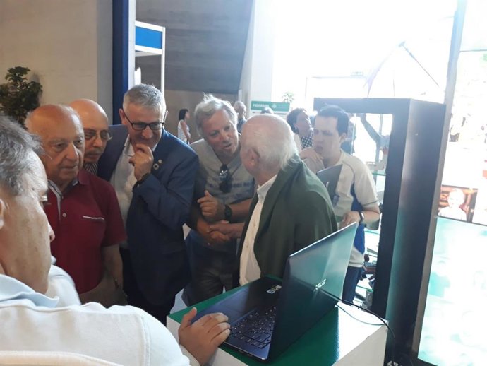 El rector de la Universidad de Oviedo, Santiago García, durante la presentación de unos prototipos en el stand de la Fidma