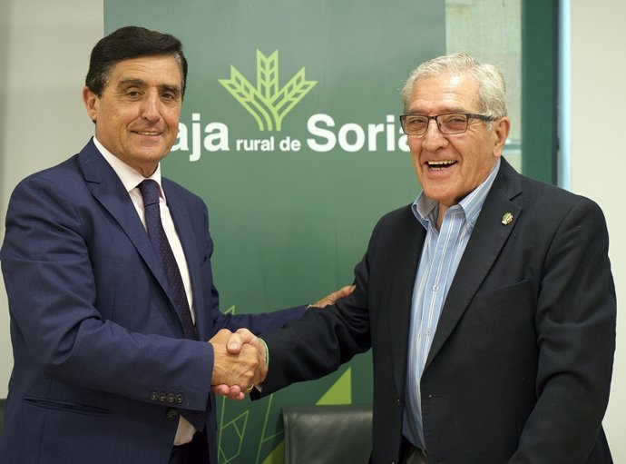 Los presidentes de la Caja Rural de Soria y de la AECC en Soria, Carlos Martínez y Fernando Ligero, respectivamente.