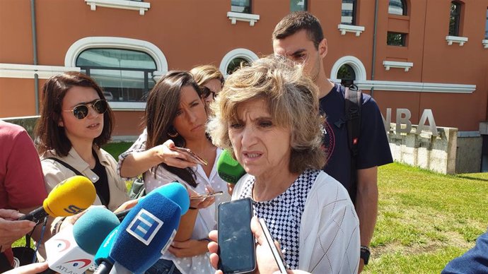 La ministra de Sanidad en funciones, María Luisa Carcedo, atiende a los medios en la Finba, en Oviedo.