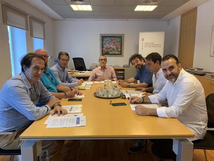 El Comité Ejecutivo de Afedeco, representado por su presidente, Toni Gay, y el gerente, Toni Vilella, en un primer encuentro con el vicepresidente del Govern y Conseller de Transición Energética y Sectores Productivos, Juan Pedro Yllanes