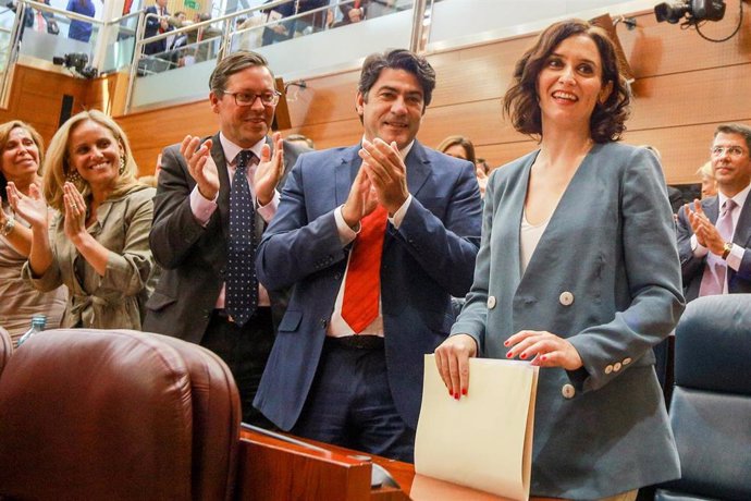 La candidata del PP a la Presidencia de la Comunidad, Isabel Díaz Ayuso (1d), recibe el aplauso de la bancada del Partido Popular en la Asamblea de Madrid, tras su discurso en  la primera sesión del segundo pleno de su investidura.