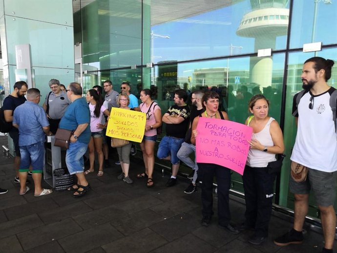 Concentración de trabajadores de Trablisa en el Aeropuerto de Barcelona-El Prat