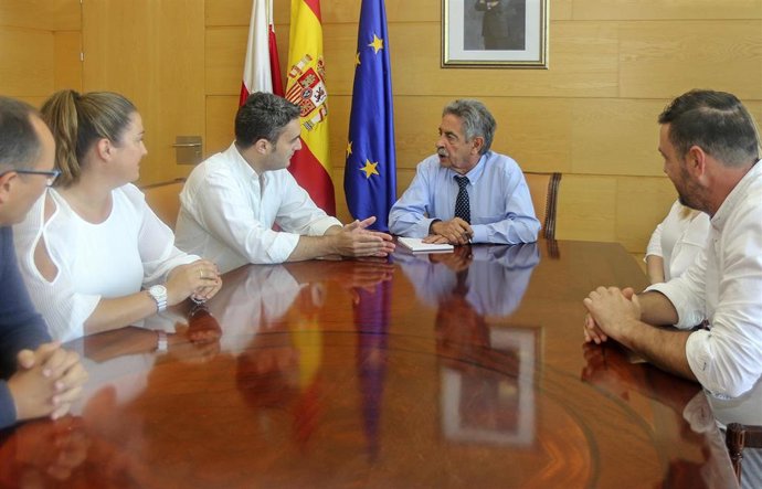 El presidente de Cantabria, Miguel Ángel Revilla (PRC), se reúne con el alcalde de Ribamontán al Monte, Joaquin Arco