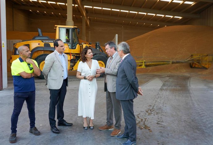 La ministra de Hacienda en funciones, María Jesús Montero (3D), junto al Alcalde de Sevilla Juan Espada (2D), durante la visita la Zona Franca del Puerto de Sevilla.