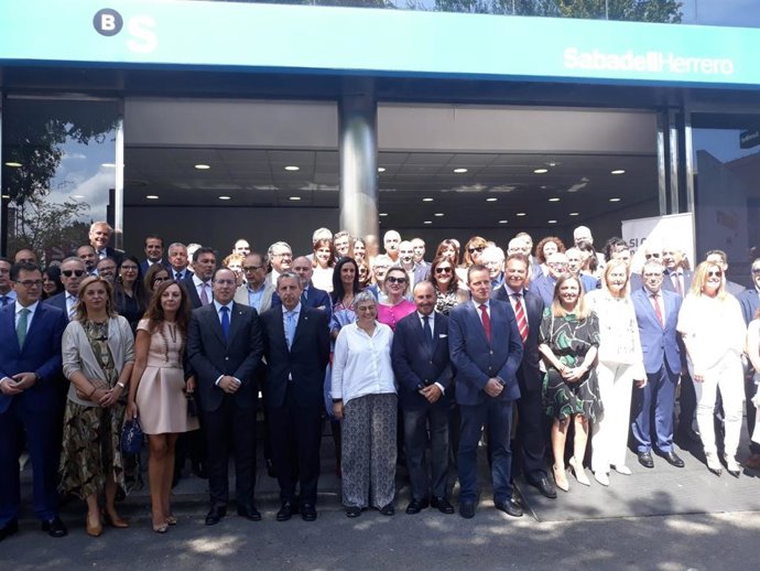 Foto de familia con autoridades del Día del Banco SabadellHerrero en la Fidma