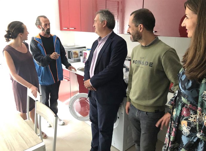 Entrega de viviendas tHousing first' en Lugones.