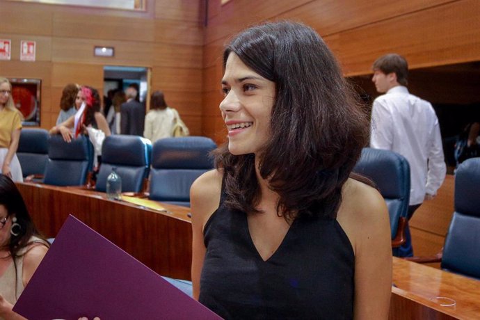 La portavoz de Unidas Podemos en la Asamblea de Madrid, Isa Serra, tras la primera sesión del segundo pleno de investidura de la candidata del PP a la Presidencia de la Comunidad de Madrid.