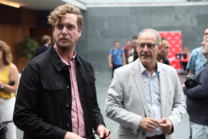 Los parlamentarios forales de EH Bildu Nafarroa, Maiorga Ramírez y Adolfo Araiz antes del inicio de la primera sesión del debate de investidura de la candidata socialista a la Presidencia de Navarra.