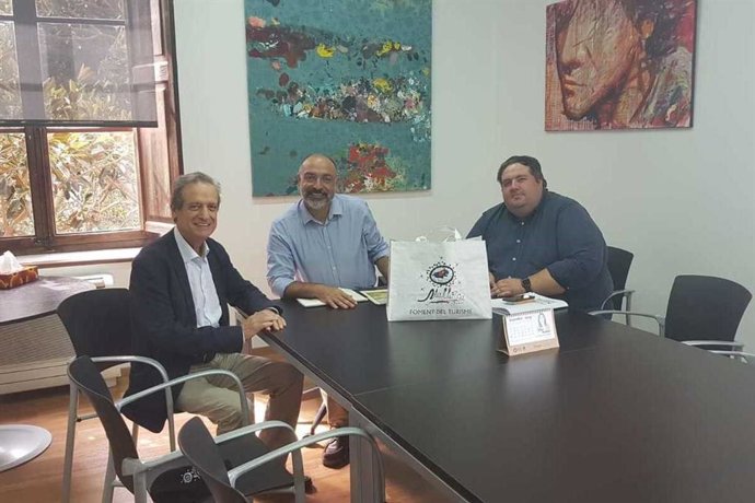 (I-D) El Presidente Del Foment De Turisme, Eduardo Gamero; El Conseller Insular Mallorquín De Turismo Y Deportes, Andreu Serra, Y El Secretario Técnico Joan Gaspar Vallori.