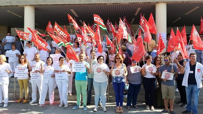 Concentración contra el cierre del servicio de lavandería en los hospitales públicos en el Hospital Juan Ramón Jiménez