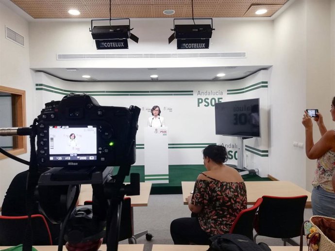 Rosa Aguilar, en rueda de prensa en Almería