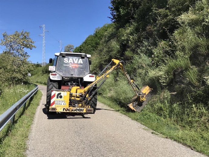 Trabajos de limpieza y mejora en un camino de la Val d'Aran