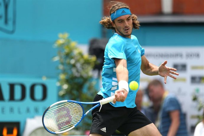 20 June 2019, England, London: Greek tennis player Stefanos Tsitsipas in action against France's Jeremy Chardy during their men's singles round of 16 match of the Queen's Club Championships tennis tournament, at the Queen's Club. Photo: Steven Paston/PA