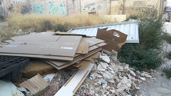 Escombros tirados en la calle