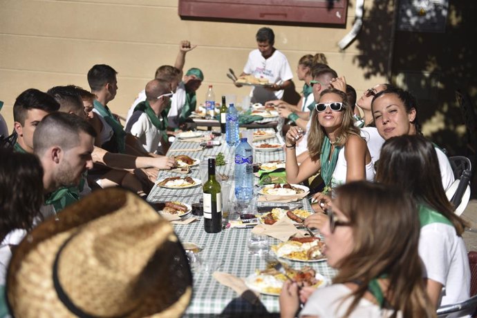 Varios jóvenes se reúnen para almorzar en las inmediaciones de la Plaza de la Catedral de Huesca antes del inicio de las Fiestas de San Lorenzo.