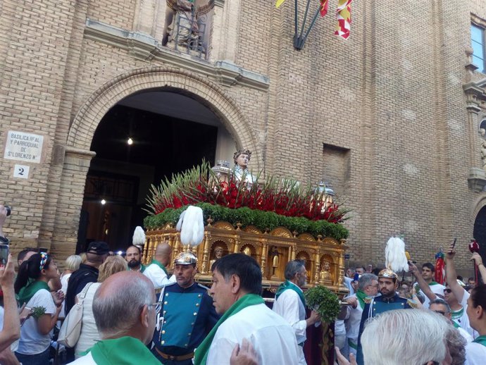 Imagen de San Lorenzo frente a la basílica que lleva su nombre en Huesca