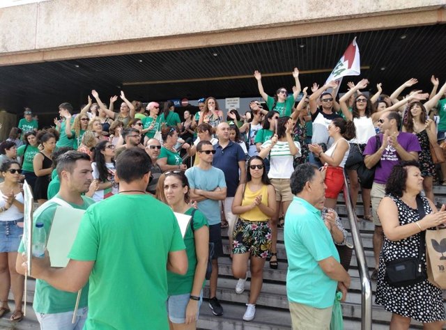 Concentración de docentes interinos en Málaga, frente a la Delegación de Educación de la Junta