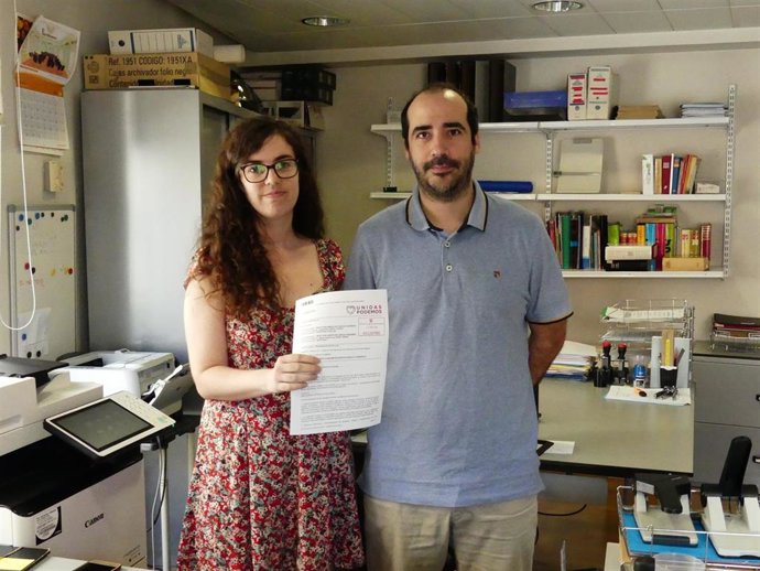 Los diputados de Unidas Podemos Esperana Sans y Alejandro López con la PNL presentada en el Parlament.