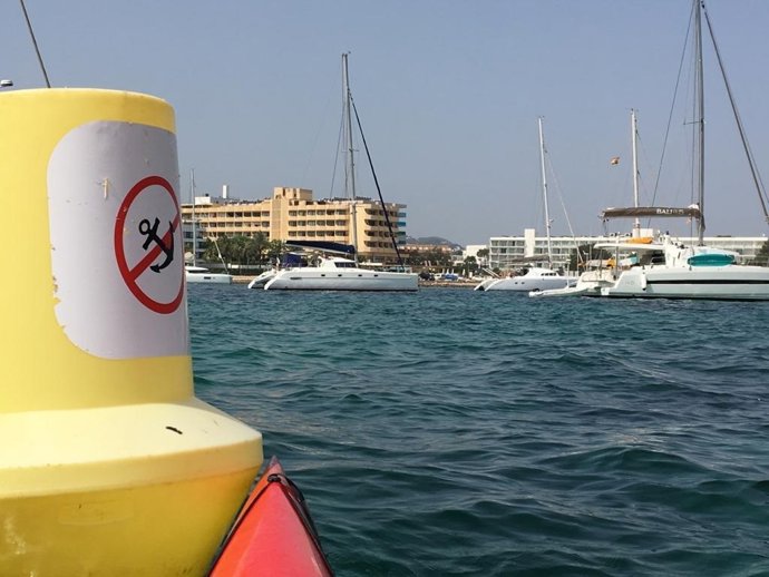 Denuncian fondeos sin autorización frente a la playa de SArenal.