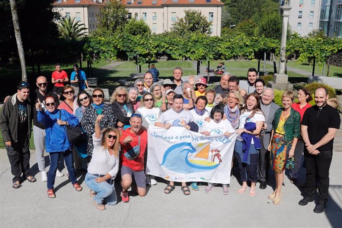La directora de Turismo de Galicia, Nava Castro, recibe a un grupo de peregrinos integrado por personas con incapacidad