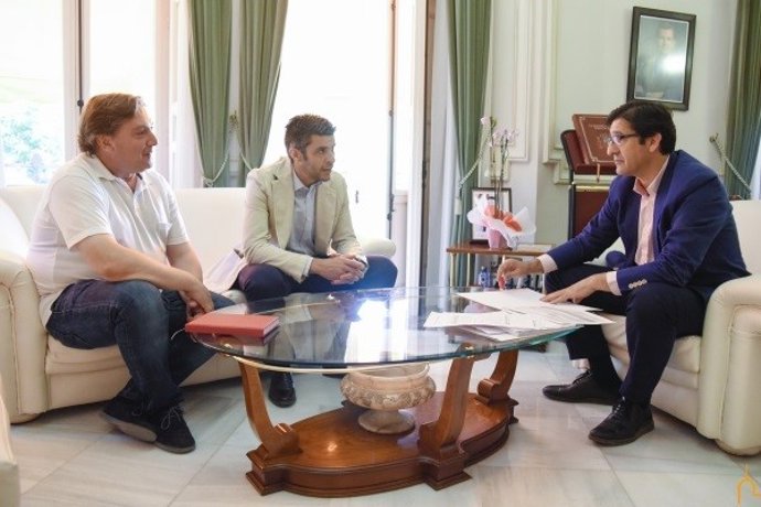 El presidente de la Diputacion, José Mnauel Caballero, recibe al alcalde de Campo de Criptana