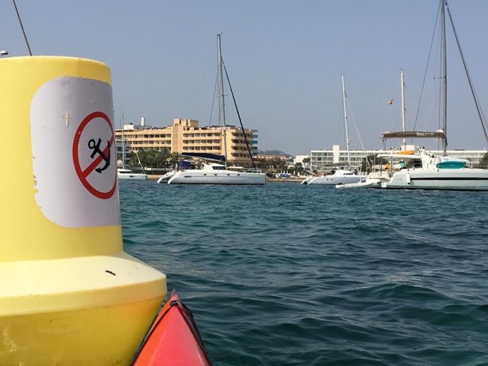 Denuncian fondeos sin autorización frente a la playa de SArenal a Eivissa.