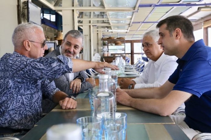 Jaume Collboni, Pere Chias y Roger Pallarols notifican a Joan Escrib que recibirá el premio