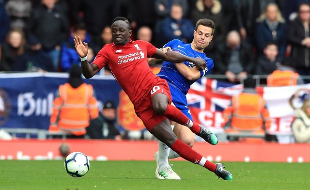 14 April 2019, England, Liverpool: Liverpool's Sadio Mane (L) and Chelsea's Cesar Azpilicueta battle for the ball during the English Premier League soccer match between Liverpool and Chelsea at Anfield stadium. Photo: Peter Byrne/PA Wire/dpa