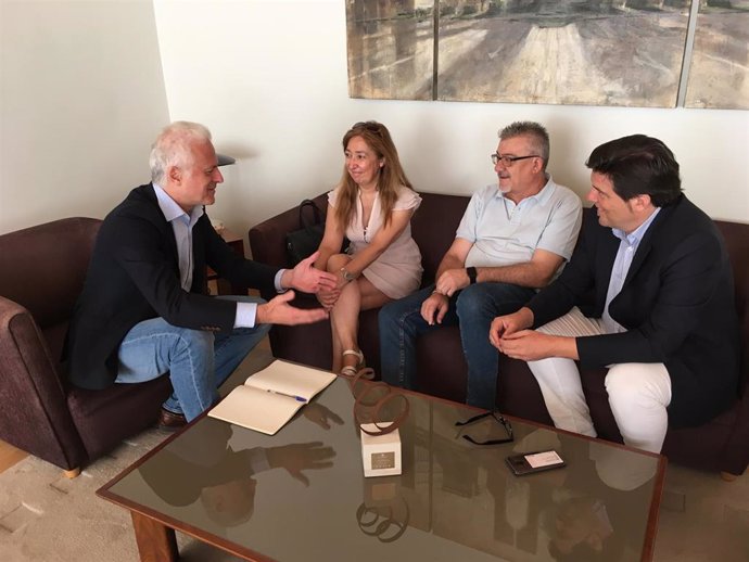 El alcalde de Logroño, Pablo Hermoso de Mendoza, reundo con la Federación de Asociaciones de Vecinos