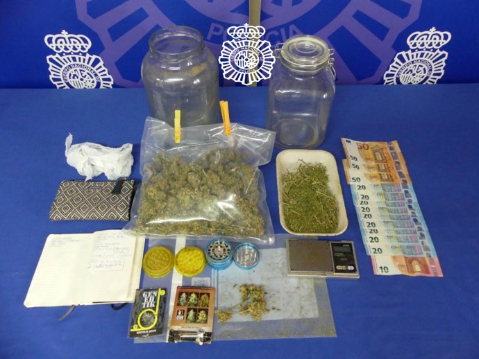 Los cogollos de marihuana, la balanza de precisión, el dinero y la documentación que indican la actividad ilícita que ha intervenido la Policía Nacional al detenido en Salamanca