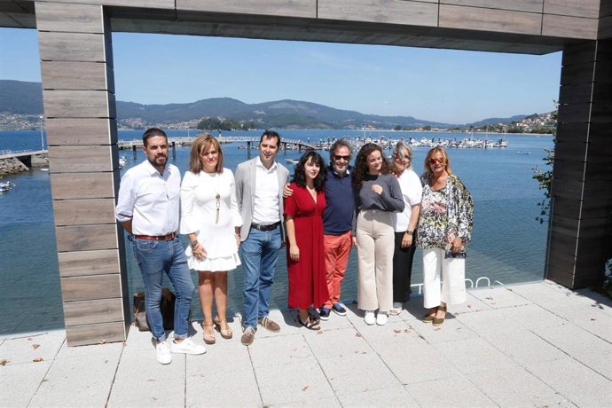 Ignacio Villar, con las actrices Grial Montes y Laura Míguez, y con la alcaldesa de Redondela, Digna Rivas; el director de la Agadic, Jacobo Sutil; y la presidenta de la Diputación, Carmela Silva, en la presentación del inicio del rodaje de María Solinha