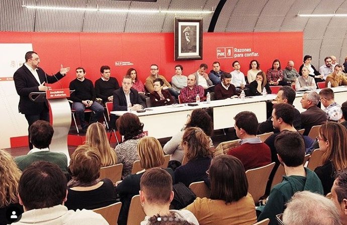 Adrián Barbón, a la izquierda