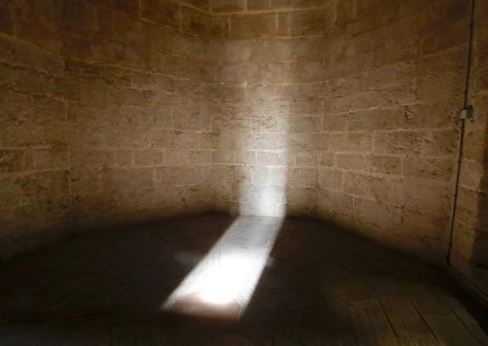 Alineamineto solar en una ventana del Miguelete 