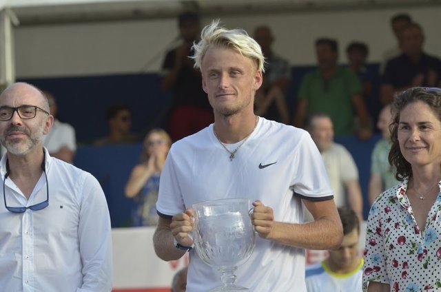 Nicola Kuhn, con su trofeo de campeón del Open Castilla y León Villa de El Espinar junto a Virginia Ruano