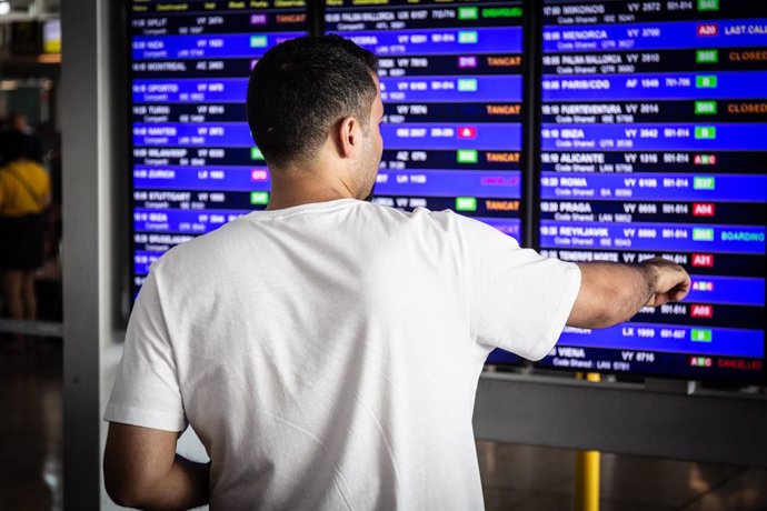 Un home mira el panell d'informació dels vols de Sortida de l'Aeroport  'Josep Tarradellas Barcelona-El Prat', durant la Vaga del personal de terra d'Iberia a Barcelona.