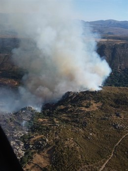 Labores del extinción del incendio de Navalacruz en Ávila.