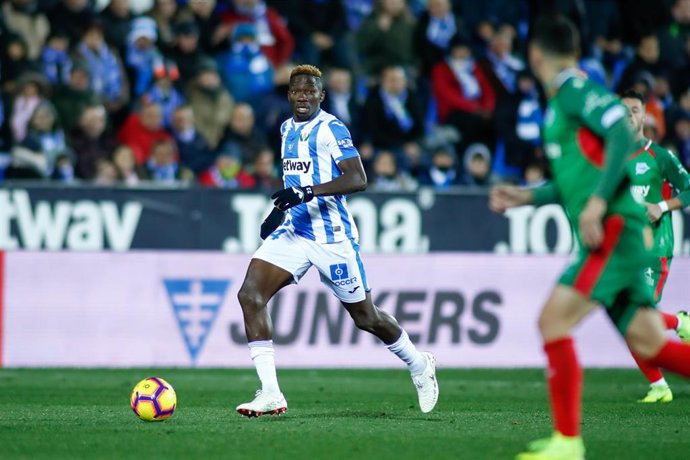 Omeruo conduce la pelota en el Leganés-Alavés de LaLiga Santander 2018-2019