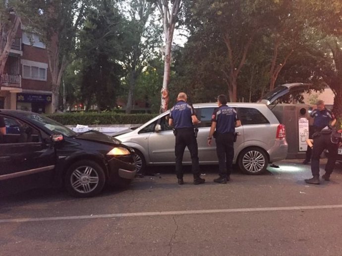 Tres personas heridas después de que un coche haya embestido a otros dos vehículos