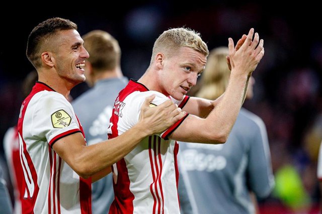 Dusan Tadic  y Donny van de Beek aplauden tras un partido del Ajax
