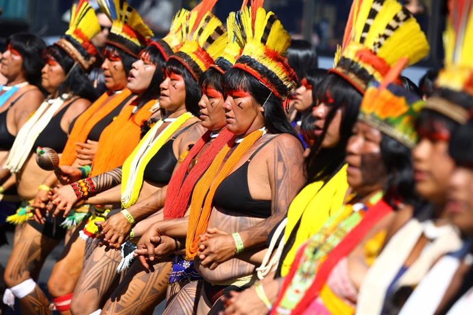 Mujeres indígenas participan en una manifestación en Brasil contra el presidente Jair Bolsonaro