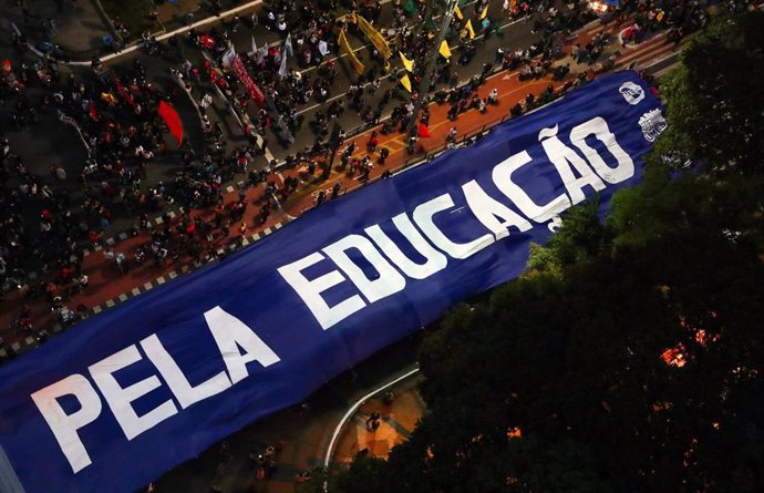 Profesores universitarios y estudiantes protestan contra el presidente brasileño, Jair Bolsonaro, en Sao Paulo