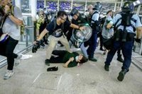 La Policía de Hong Kong detiene a cinco personas por las protestas en el aeropuerto